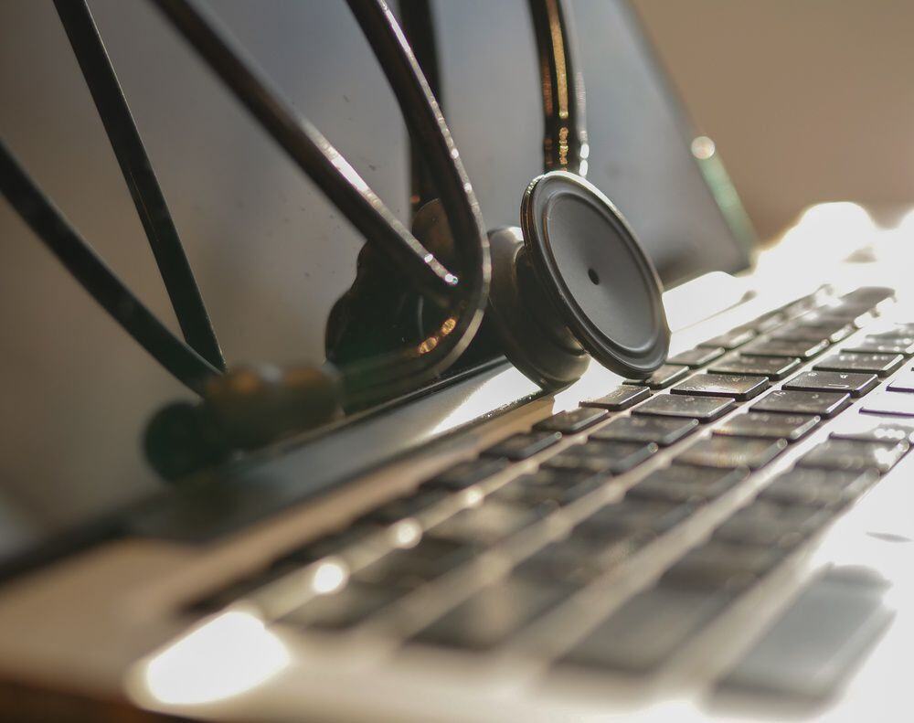 Cloud-Based EHR vs. Client-Server EHR: 4 Key Differences